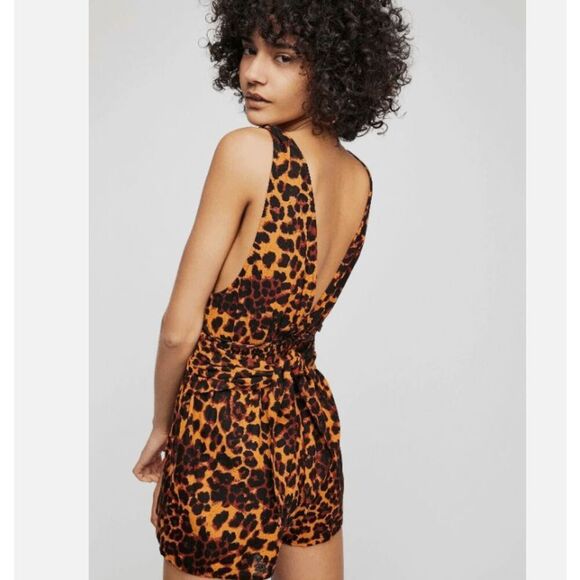 Free People Crescent Shaped Romper Leopard Print Deep V-Neck Tie Back Size Small - Picture 2 of 12
